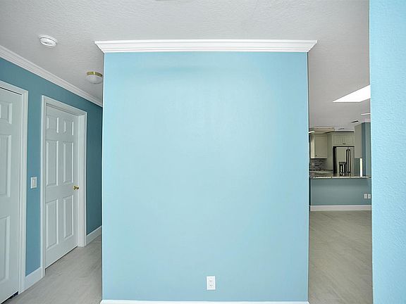 4th image of 460 Caracas Dr
