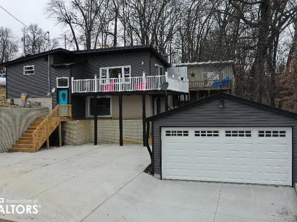 4172 Woodland Hills Dr, Brooklyn, IA 52211