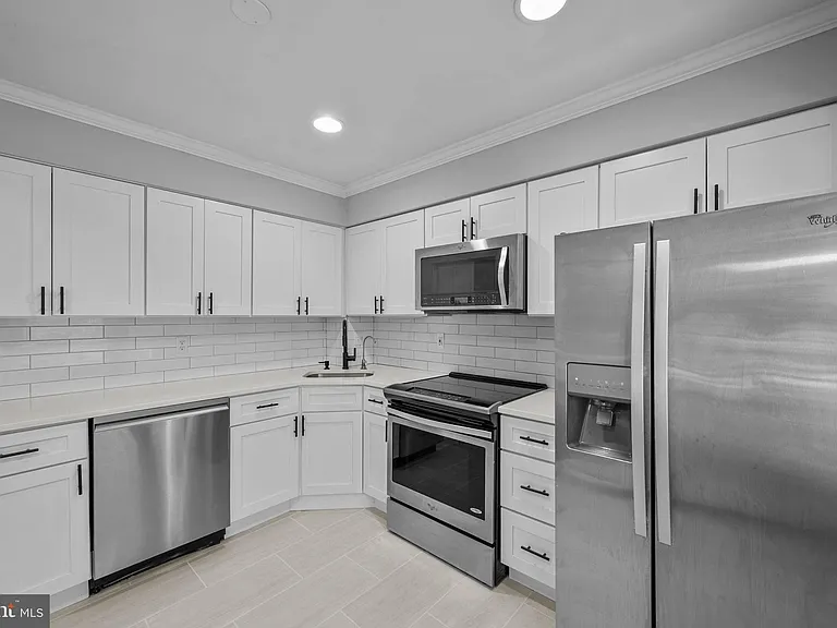 2035 S Glebe Rd — Photo 7