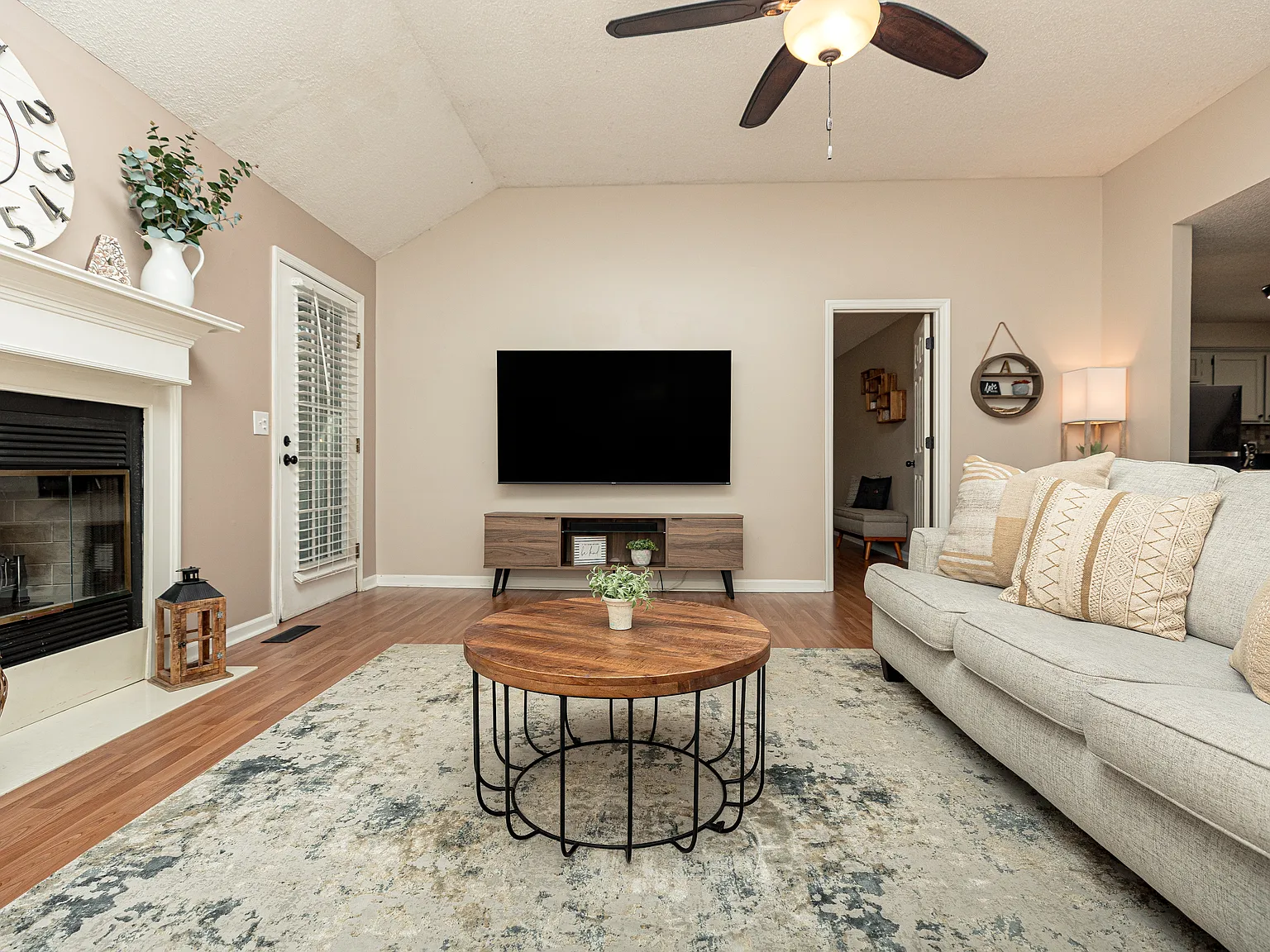 3 bed, 1400 sqft, $3,800 — Photo 1