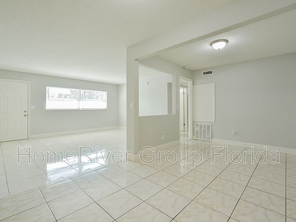 4th image of 104 Dogwood St