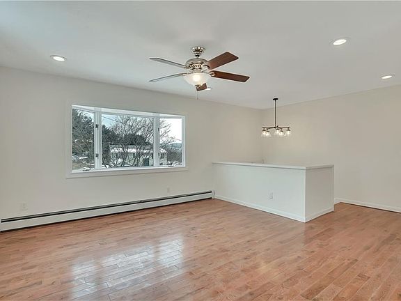 2nd image of 7 Eden Rock Ln