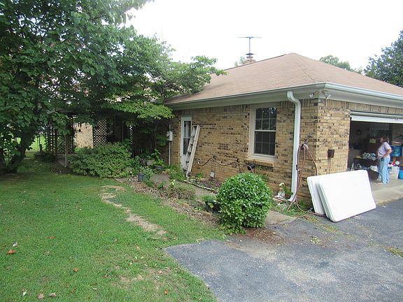 5th image of 211 Beth St