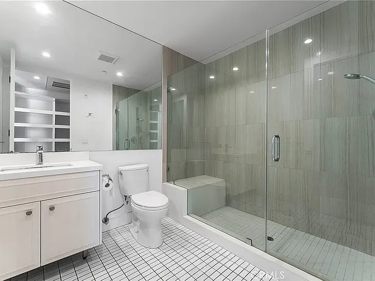 210 N Monterey St — Photo 8