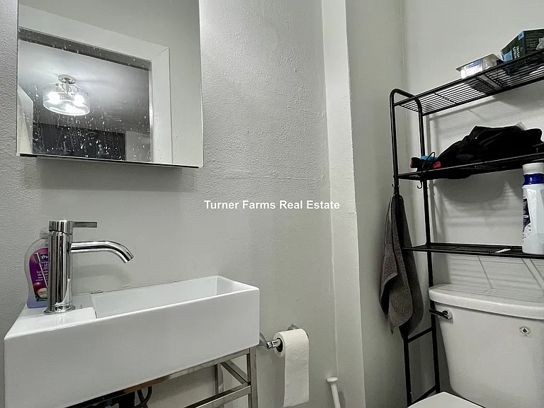 722 E 6th St — Photo 10