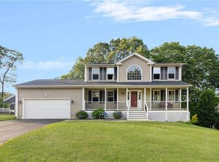 29 Gilcrest Dr, West Warwick, RI 02893