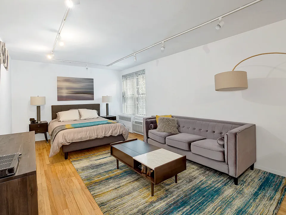 200 E 28th St #2H