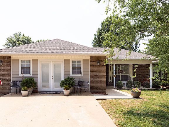 2nd image of 803 Cedar Ln