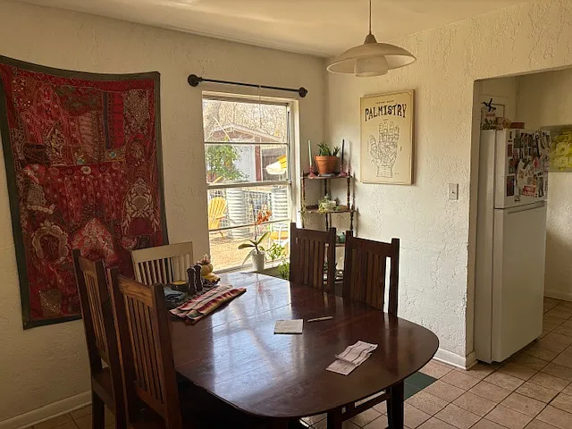 Big side dining area furnished