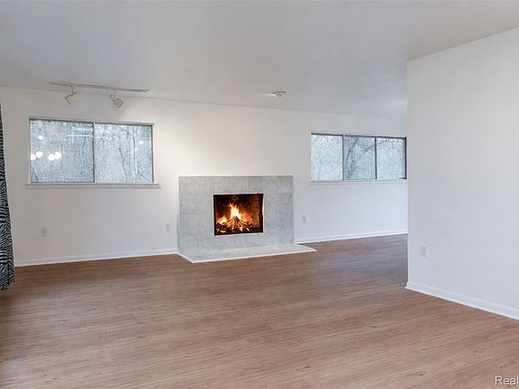 2nd image of 30540 N Greenbriar Rd