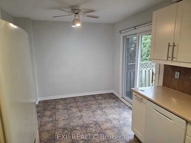 1296 Valerie Cres W — Photo 6