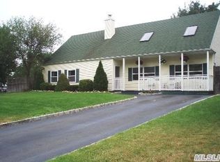 19 Silver Pine Dr, Medford, NY 11763