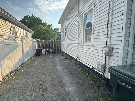 3rd image of 21 Fullerton St
