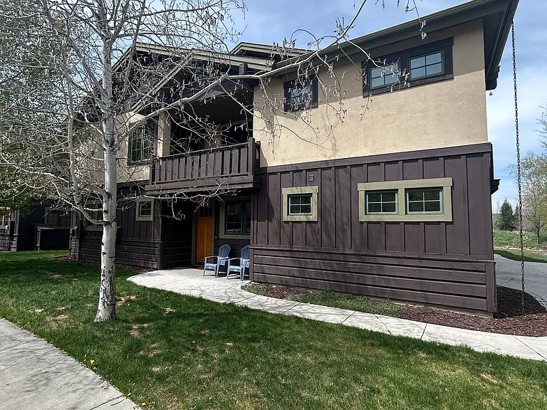 1524 Roosevelt Ave — Photo 2