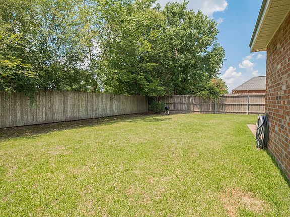 4th image of 302 Quiet Meadows Dr