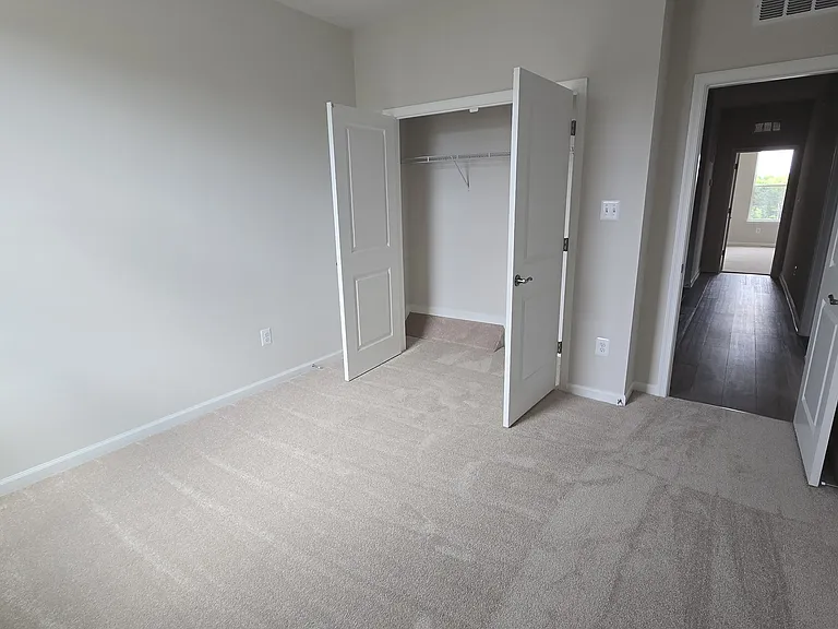 6701 Belcrest Rd — Photo 8