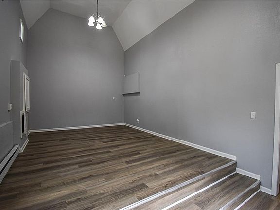 5th image of 304 E 164th Ter
