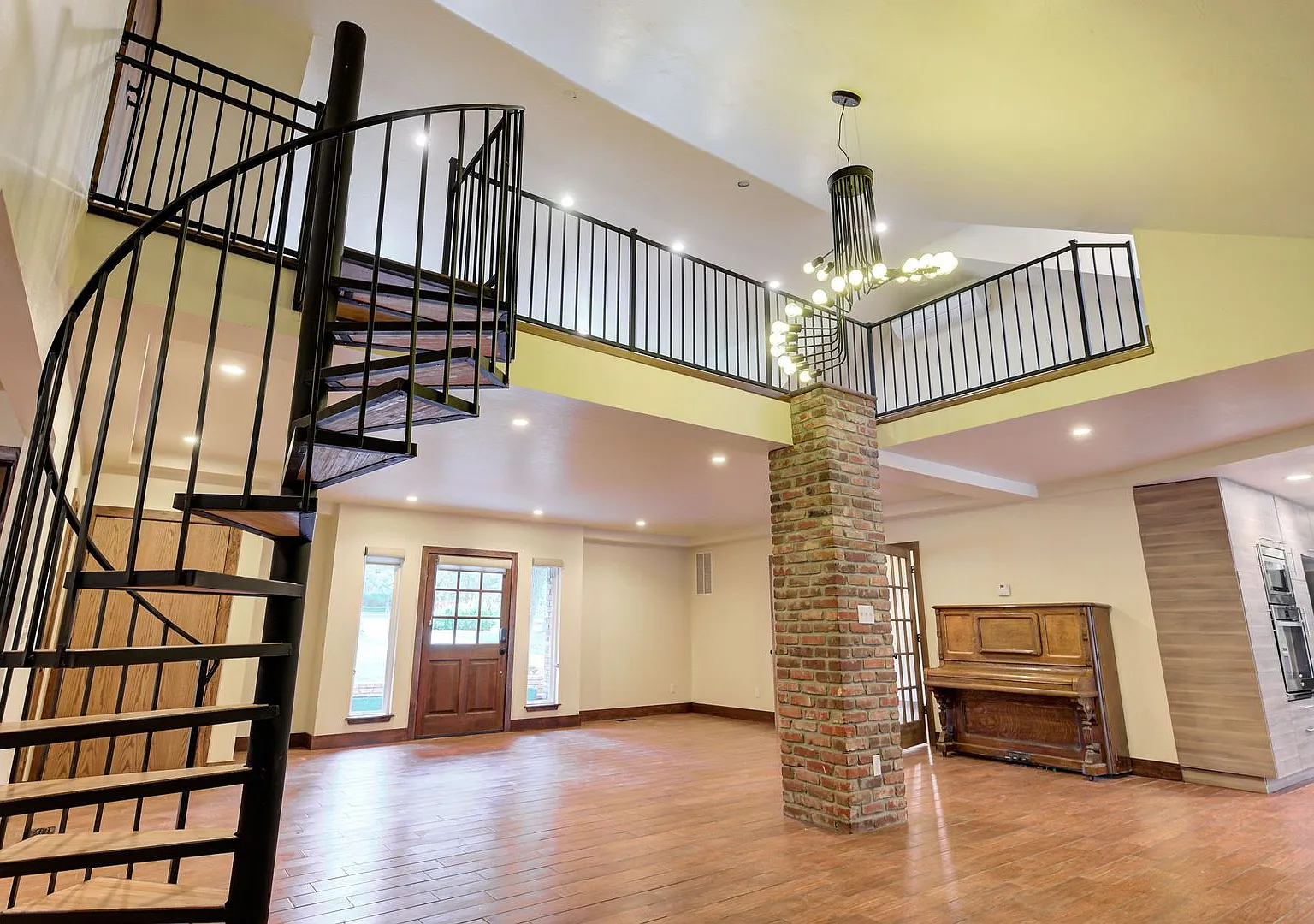 Stunning 3-Bed, 3-Bath Home in the Heart of Edmond! - Lawn Service Provided by owner — Photo 4