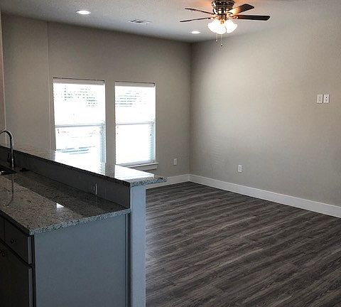 4th image of 1121 Bernard St #102