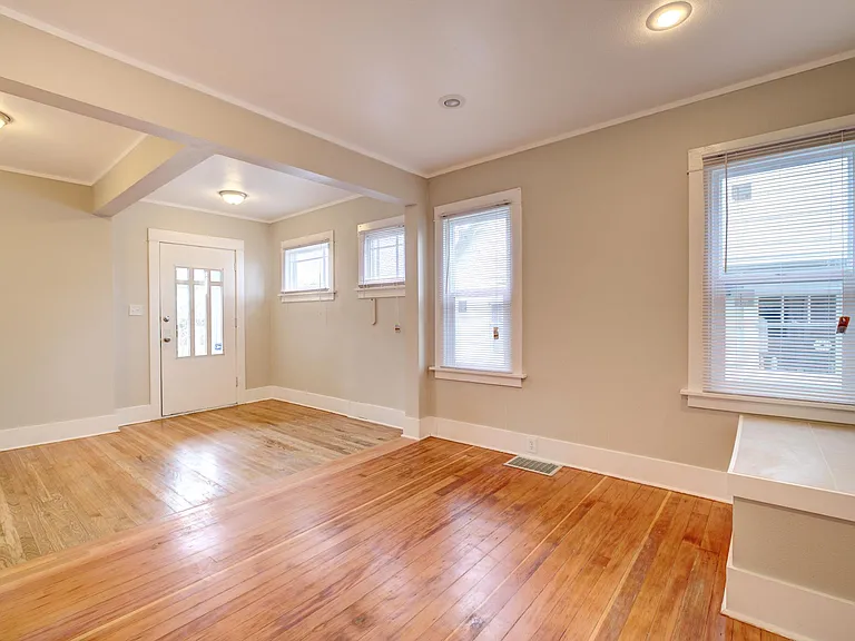 5007 8th Ave NE — Photo 3