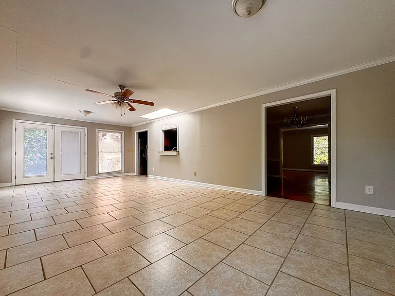2305 Mirror Lake Dr — Photo 11