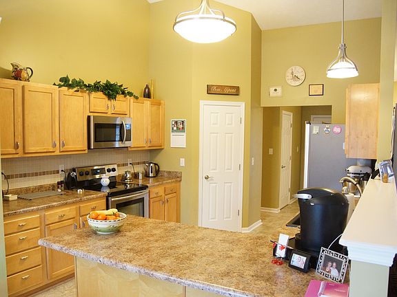 4th image of 72 Ascot Glen Dr