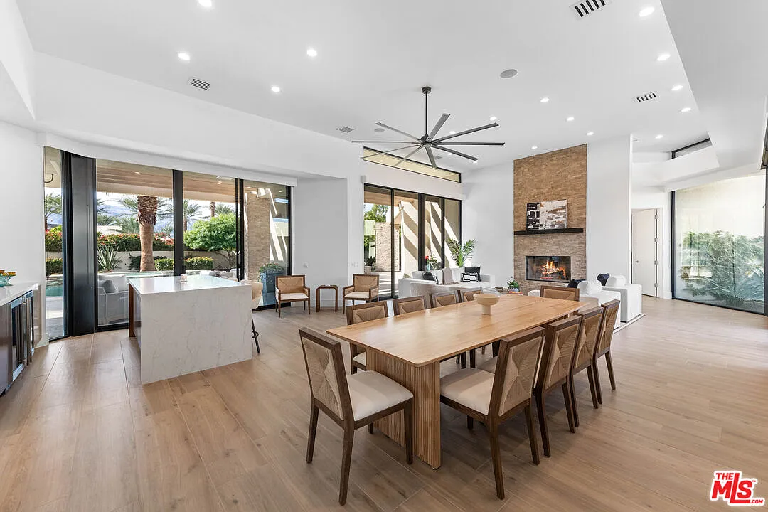 5 bed, 5.5 bath, 4886 sqft, $25,000 — Photo 4