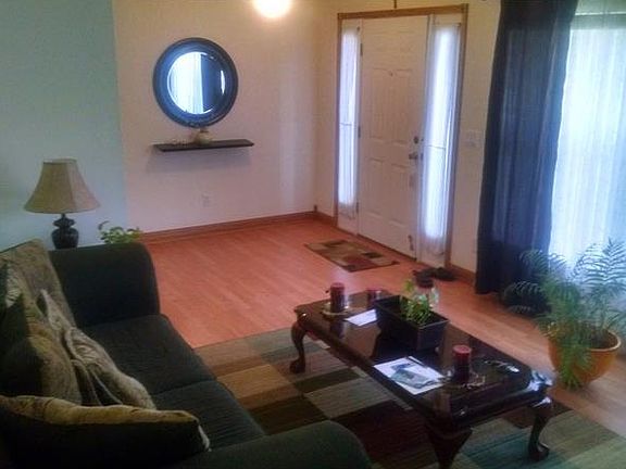 5th image of 1070 Montrose Ave