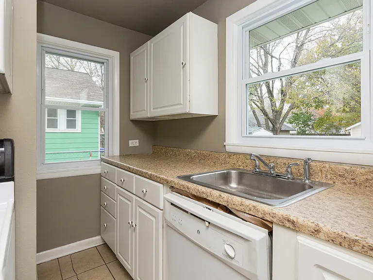 2618 E Grand Ave — Photo 4