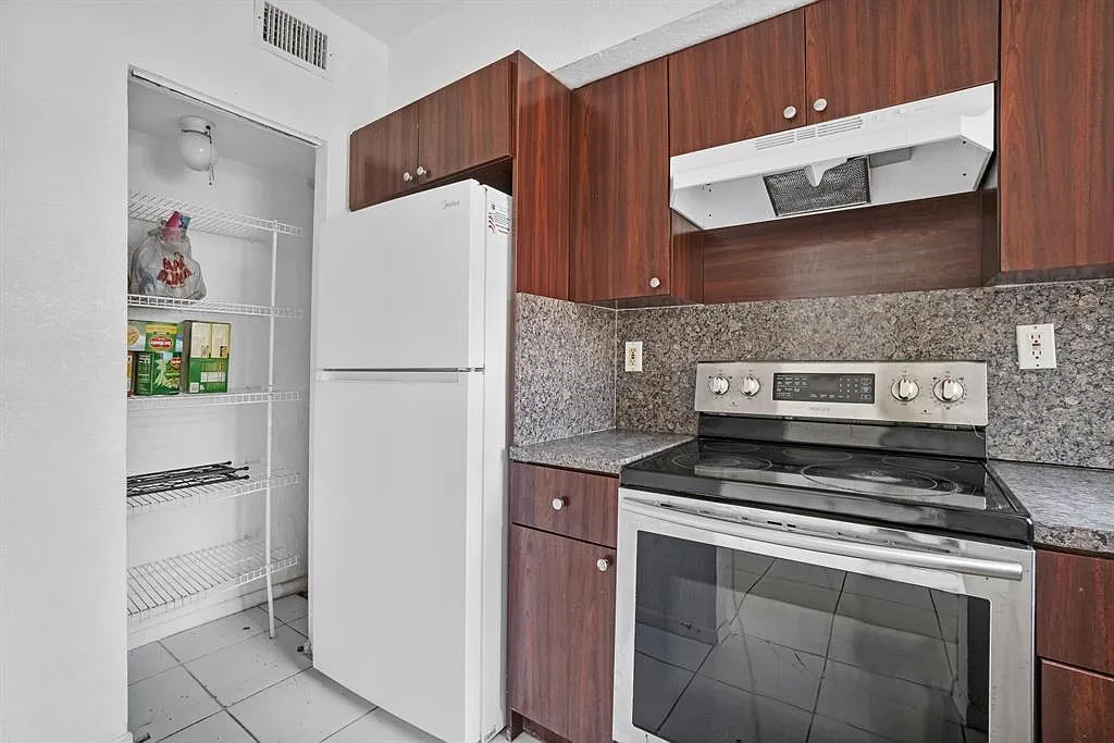 2 bed, 1.0 bath, 930 sqft, $1,999 — Photo 3