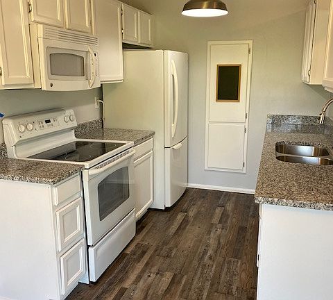 5th image of 4577 Castlepoint Dr