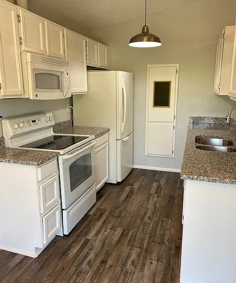 4577 Castlepoint Dr — Photo 5