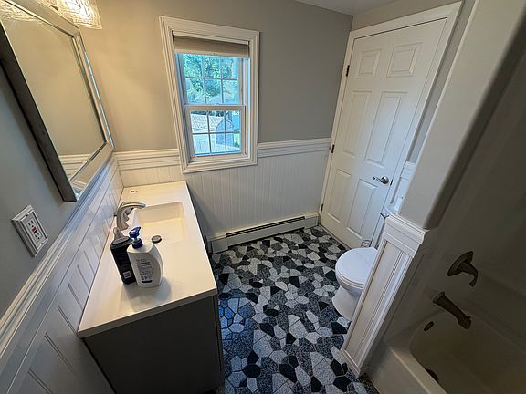 4th image of 154 Adams St E #1