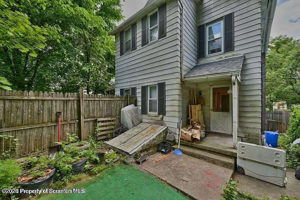 3 bed, 1.0 bath, 1026 sqft, $1,350 — Photo 4