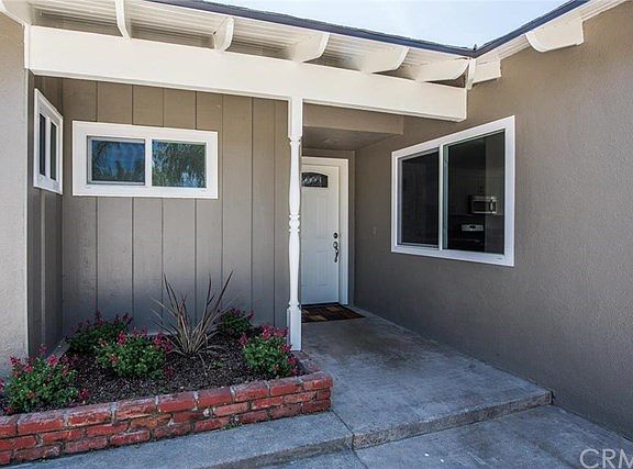 CLOSE-UP VIEW OF THE FRONT DOOR ENTRY