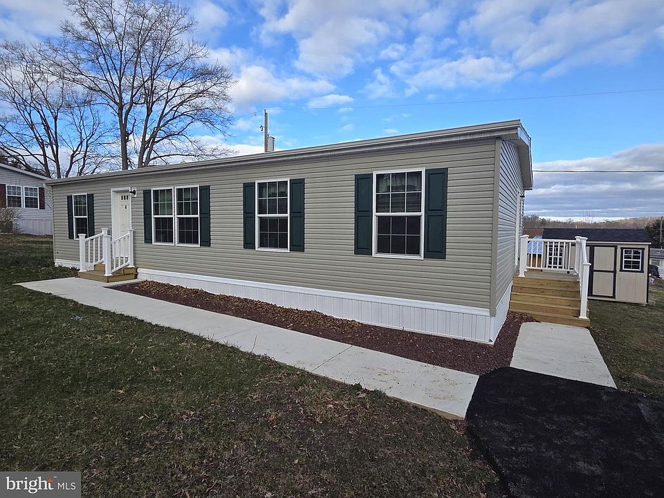 1st image of 4 Woodedge Dr