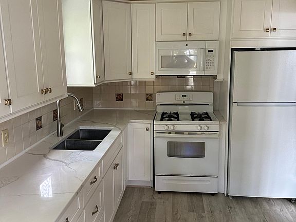 3rd image of 399 Piermont Ave