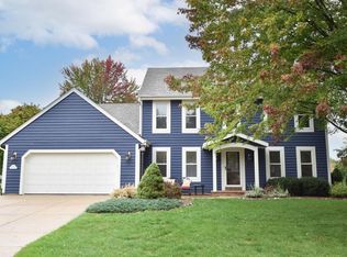 N76W15942 Hunters Ridge Cir, Menomonee Falls, WI 53051