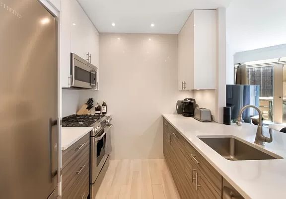 5th image of 150 W 56th St #2812A
