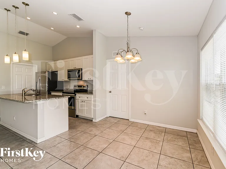 912 SW Trafalgar Pkwy — Photo 5