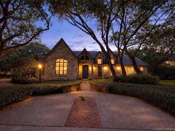 10 Pineapple Ln, Sewalls Pt, FL 34996