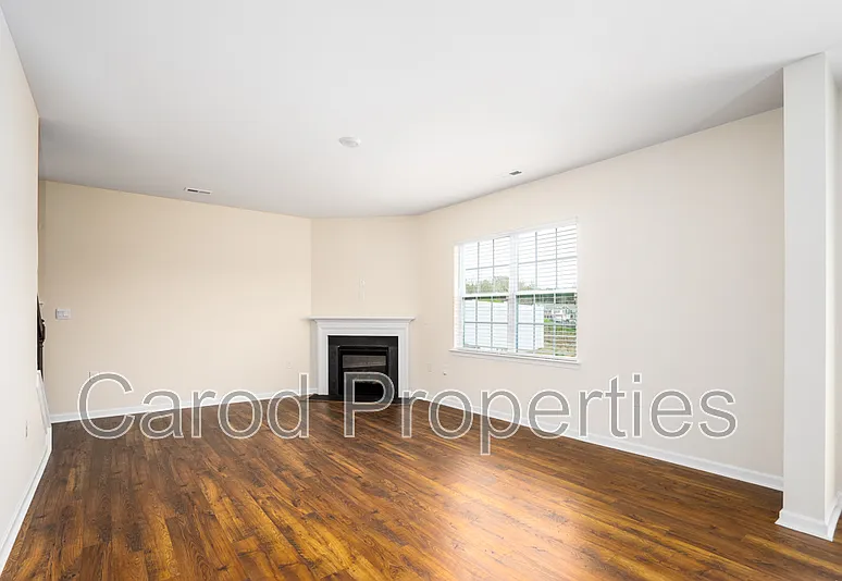 3 bed, 2.5 bath, 2377 sqft, $2,395 — Photo 4