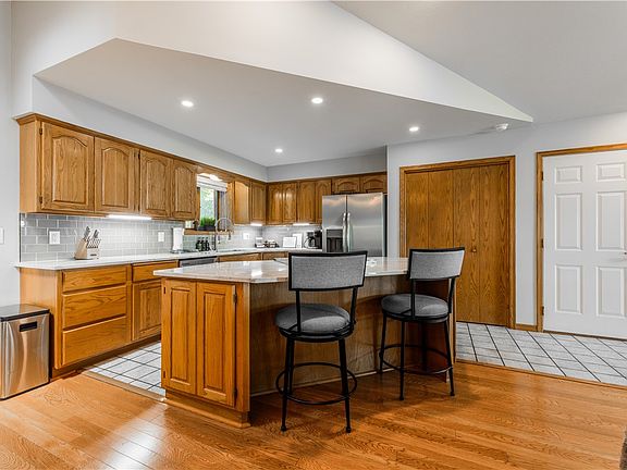 5th image of 30 Heather Dr