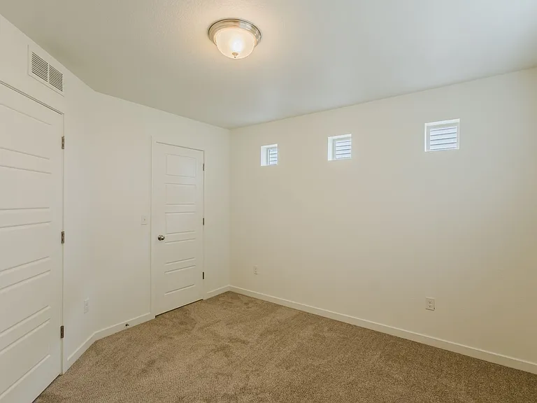2656 Champagne Ave — Photo 10