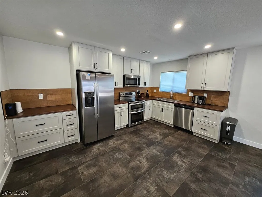 4 bed, 2.0 bath, 2097 sqft, $2,900 — Photo 1