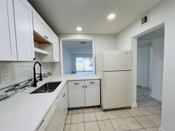 8025 Colony Cir S APT 210, Tamarac, FL 33321