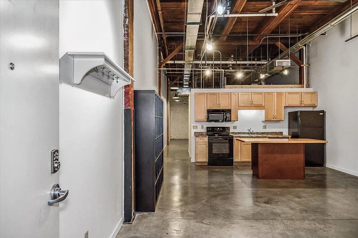 2 bed, 2.0 bath, 1000 sqft, $1,699 — Photo 3