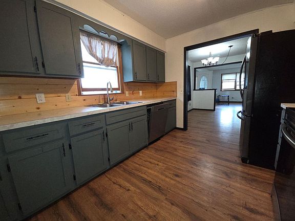 3rd image of 922 S Spruce Street