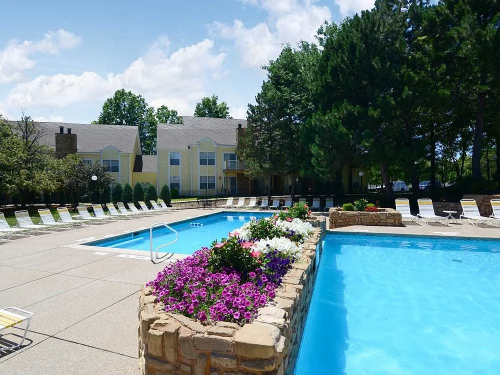 Country Club Place Apartments — Photo 3