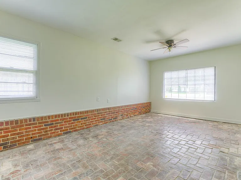 1261 W Perkins Rd — Photo 9